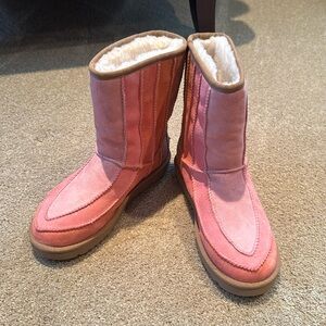 Ugg woman’s size 7 Classic Repeated boot.